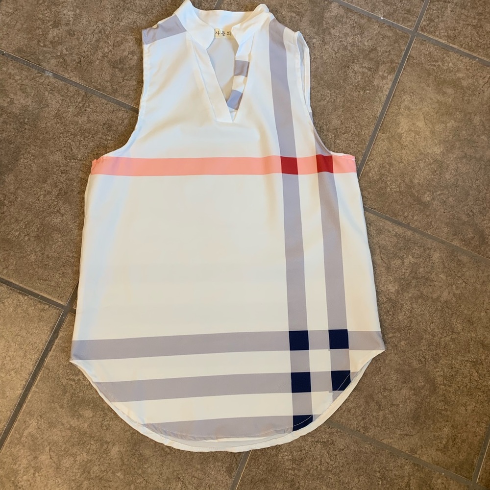 V-neck sleeveless blouse